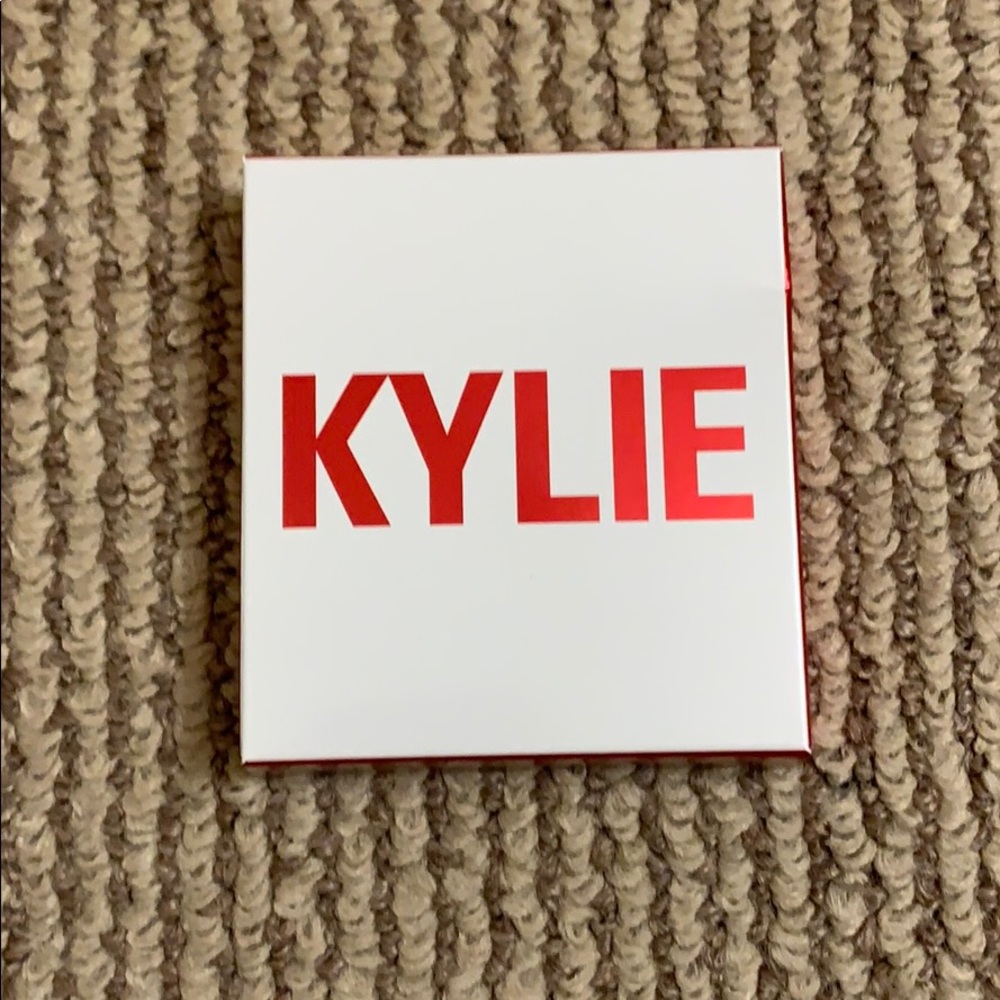 Kylie’s kiss me